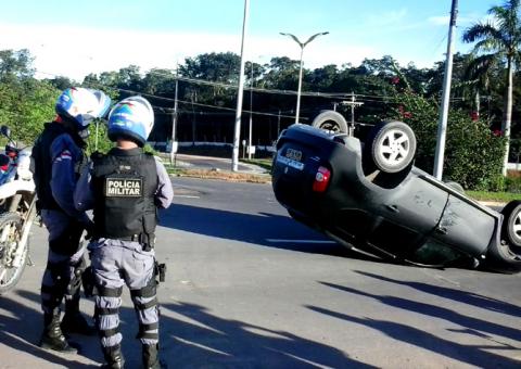 Policiais "dão bobeira" e saem correndo atrás de carro. Veja vídeo